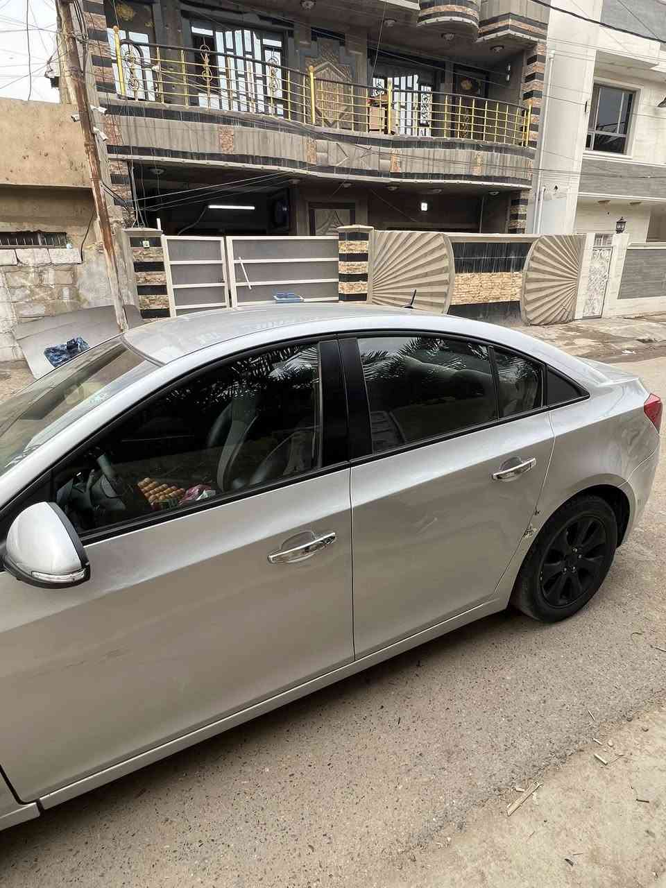 السلام عليكم
شوفرليت كروز 
خليجي 2016 
ماشيه 107 الف بعدهه زيرو مكفوله كير ومحرك
بيه تبديل باب  وباب ثاني بارد وجاملغ وشوي البنيد الضربه موجوده بلصوره 
ب85 $ وبيهه مجال للشراي
***********
