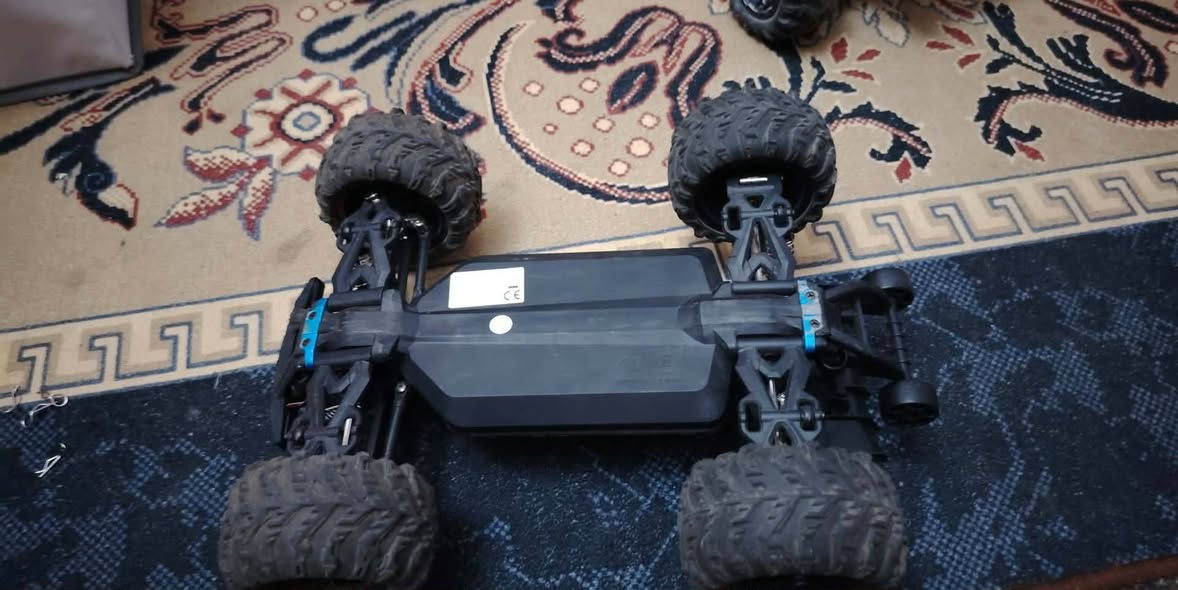 سيارة برشلس سعرها 50موجود عندي اختها لون كفر وردي سعر هم 50(***********)
