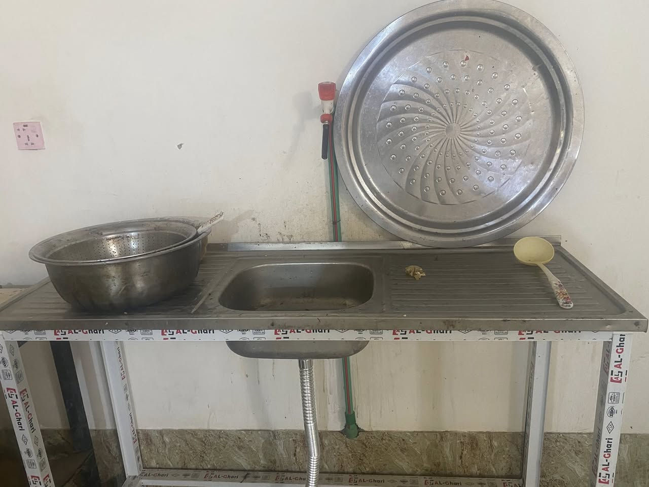غراض مطعم لبيع عنوان كربلاء حي شرطه رقم ***********
