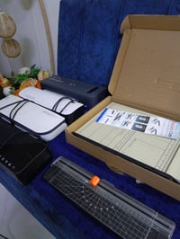 كبس A4 ×٣ • كبس A3 ×١ • مقص ورق ×٢