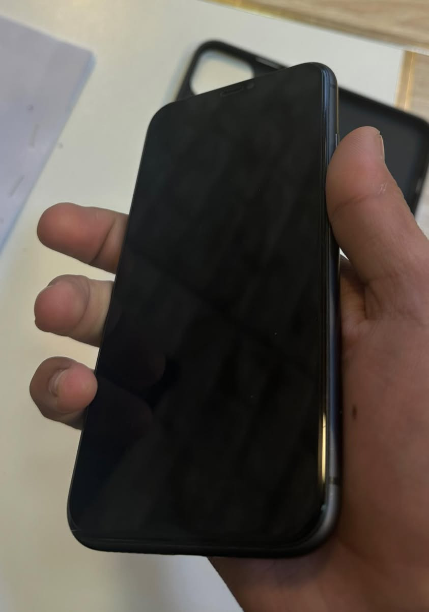 للبيع فقط 11عادي ذاكره64 بطاريه 77🔋ما مفتوح الجهازشرط200الف وبي مجال شي بسيط (***********)
