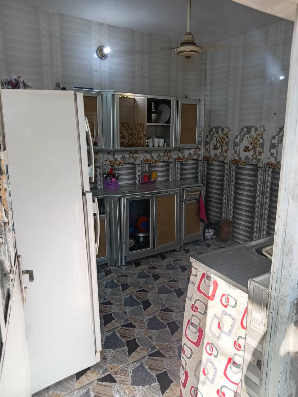 بيت تجاوز للبيع موقع البيت حي العسكري نهاي الحي قرب مولده فوزي البيت يتكون من غرف ٢ وصاله ومطبخ ومجمع صحبات خارجي ومخزن خلف المنزل مساحه ٥٠٠ سعر على الخاص او الاتصال على الرقم للاستفسار أكثر ***********
