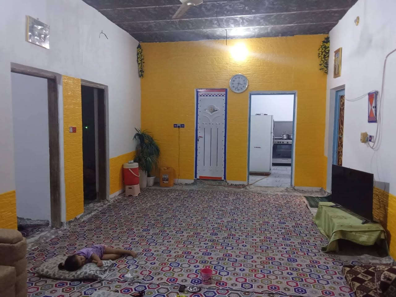 بيت 250 متر قرار محكمه عند ال ابو حجر من جهه منطقه 22 مقابل مجمع الخير بناء طابوك عالي عن الشارع غرفتين ومطبخ وصاله 9 متر وحمامات عدد 2 ومرافق خارجي البراني عايز بس عكاده وهذا رقم صاحب البيت ***********
