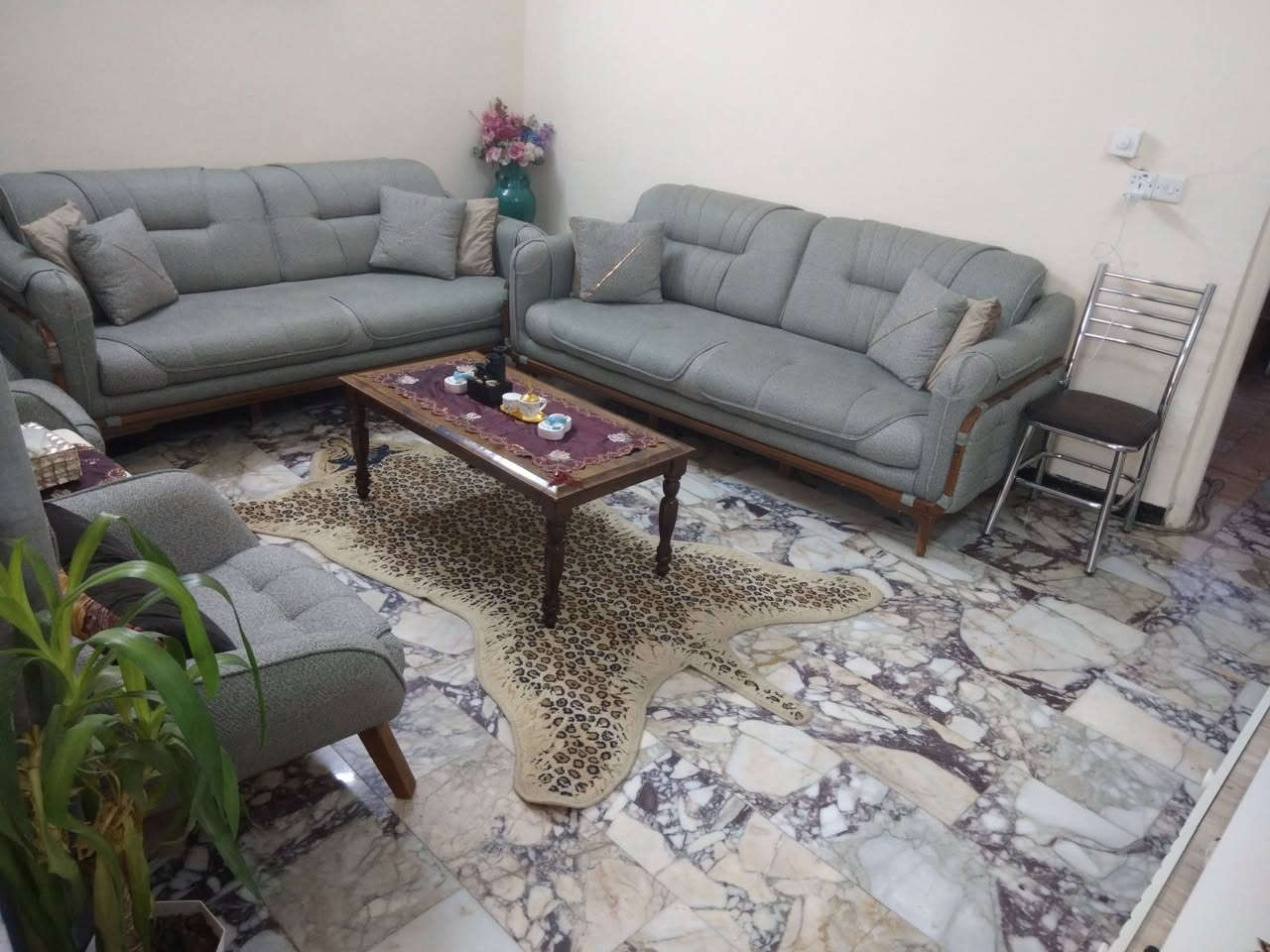 بيت للبيع مساحه 100 متر واقع حال 105 في الصليخ الستميه
يحتوي على:-
طرمه صغيره
صاله 
حولي 
غرفتين نوم 
خدمات 
للاستفسار الاتصال على الرقم 
***********2
