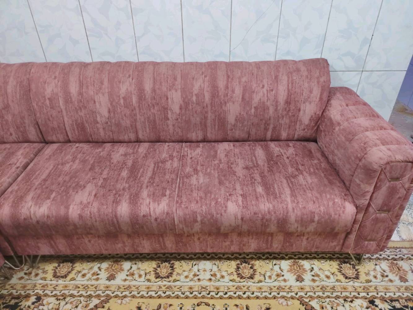 تخم للبيع نضيف 
مكون من 4 مقاعد +مقعد مختلف اجمالي 5مقاعد
بغداد /القاهرة 
350
شنو اسم/نوع الموديل بالضبط؟ وإذا أكو عدد القطع أو المقاسات التفصيلية للكنبة ممكن تذكرها؟: 
تخم 
المكان وين بالضبط حتى المشتري يعرف منين يستلم؟: 
القاهرة 
السعر شكد؟ وهل قابل للتفاوض لو لا؟: 
350 
الاستلام والتوصيل شلون عندك؟ أكو إمكانية توصيل داخل نفس المنطقة أو بغداد؟: 
لا يتوفر توصيل 