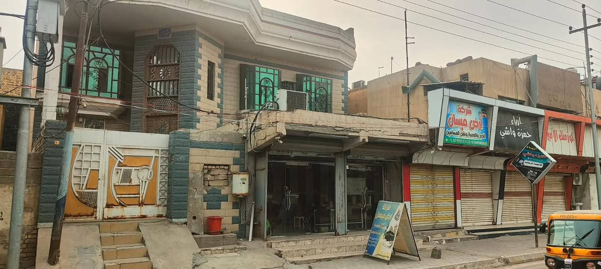 السلام عليكم
بيت للبيع حي الحسين القديم مقابل مجسر مقابل حلويات الحمداني  مصرف بغداد سابقا مساحته البيت 300 م  البيت طابقين مع ثلاث محلات  الطابق الارضي يحتوي على غرفتين وصاله واستقبال ومطبخ ومجموعه صحيه متكاملة الطابق الأول يحتوي على ثلاثه غرف ومجموعه صحيه ومخزن علما ان البناء من الكونكريت المسلح
للاستفسار الاتصال على الارقام التالية 
***********
***********
***********
