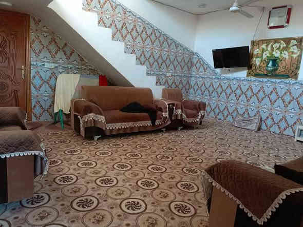 بيت للبيع المساحه 150متر طابوق الطابق الاول غرفه وصاله ومطبغ وصحيات واستقبال والطابق  يحتوي على 4غرف نوم هيكل بدون صب السعر 80مليون مع المجال كربلاء الحسينية منطقه الابراهميه سند 25يبعد عن مركز المدينه 9كيلوو ***********
