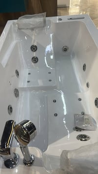 اخوان جاكوزي جديد غير مستخدم ابد للاستفسار 07772066702