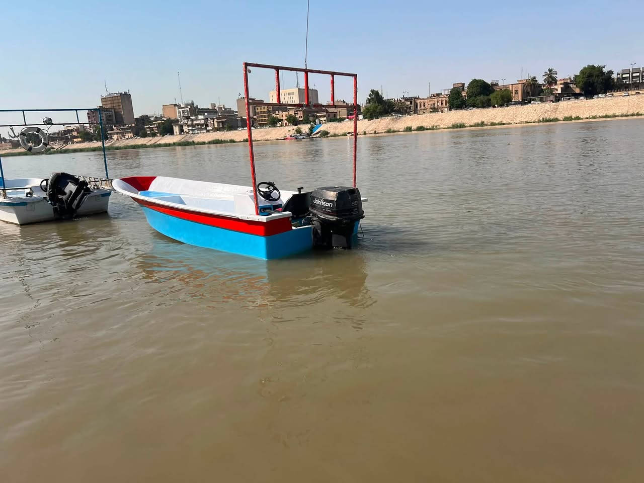 السلام عليكم زورق للبيع مع محرك 90 جونسن مكفول كفاله عامه كير ومكرك والزورق كامل أناره وسستم صوت العنوان بغداد السعر 35 $ للاستفسار ***********
