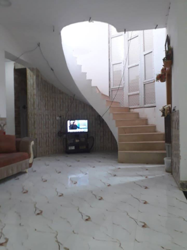 السلام عليكم دار للبيع مساحه 200م يحتوي عل غرفتين 5*4احدا الغرف سويت صاله واستقبال 5*7  بناء 180م وطارمه 20م صحيات معزوله بناء حديث كربلاء طريق الحر خلف مدينه العاب نوارس
السعر /125بيه مجال بسيط 
الاستفسار خاص موجود او رقم *********** واتساب ايضاً موجود
