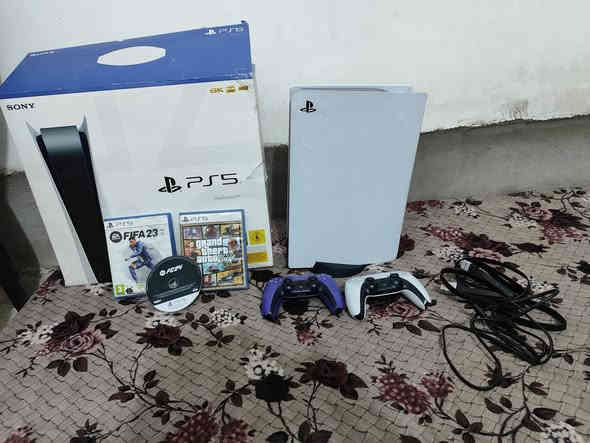 السلام عليكم متاح بلي5 للبيع مع يدات 2وحده شغاله والثانيه بس يرادلها تصليح مع أربع اقراص بعده نضيف سعره 450 مكان فلوجه ***********
