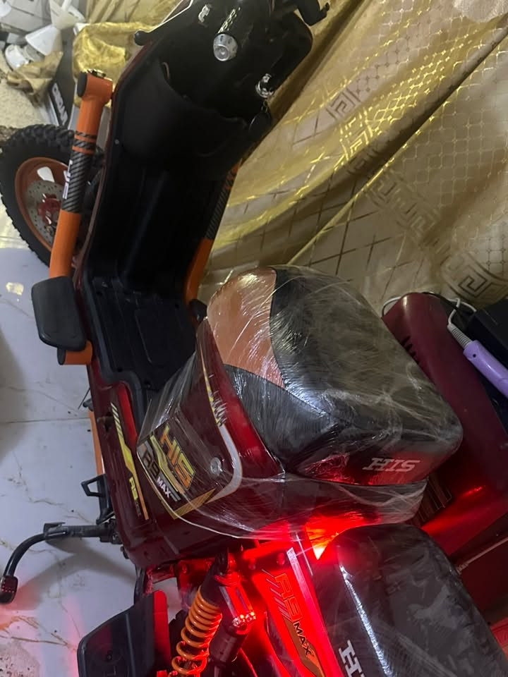 دراجه R9 ماكس لجبلي. ماركه HIS  شاشه ذكيه و شاحنه نضام مروحه تبريد وً بلوتوث و شحن USB بطاريات نتاج سنه 2026 دراجه مديل هم 2026 دراجه ما بيه اي شكال ماخذه ب 750 بس بيه شخوط خفيفه و و سكان شويه معوج مخليه بل ستاند  و كلبه طفل طبعن تاير ماله حجم اكبر من R9 لعادي مثبت سرعه و نضام R رجوع للخلف اربع سرع كيره و سرعته حقيقي 55 تقطع مسافه اكثر 30 كيلو عله سرعه 45

بطاريات 32 امبير جاملغ امامي مكسور سعره 8 بس ما بدلته لن ما فارغ

سعر 400 

مكاني بغداد لحسينيه راشديه

تواصل *********** واتساب
