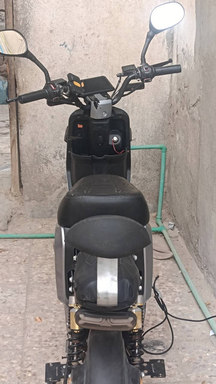 سلام عليكم دراجة شحن للبيع نظيفه R9مديل 25بطاريات جدد 22امبير حجم الملف 1500واط السرعه 99بالشاشه من تمشي هم 99تمشيك بالشحنه الوحدة 40كيلو مكفوله من كلشي بريكات هايدروليك امامي وخلفي امبيثري شغال هورن شغال كهربائيات شغاله السعر 350بيها مجال قليل مكان للبصرة رقم الهاتف ***********بي واتساب
