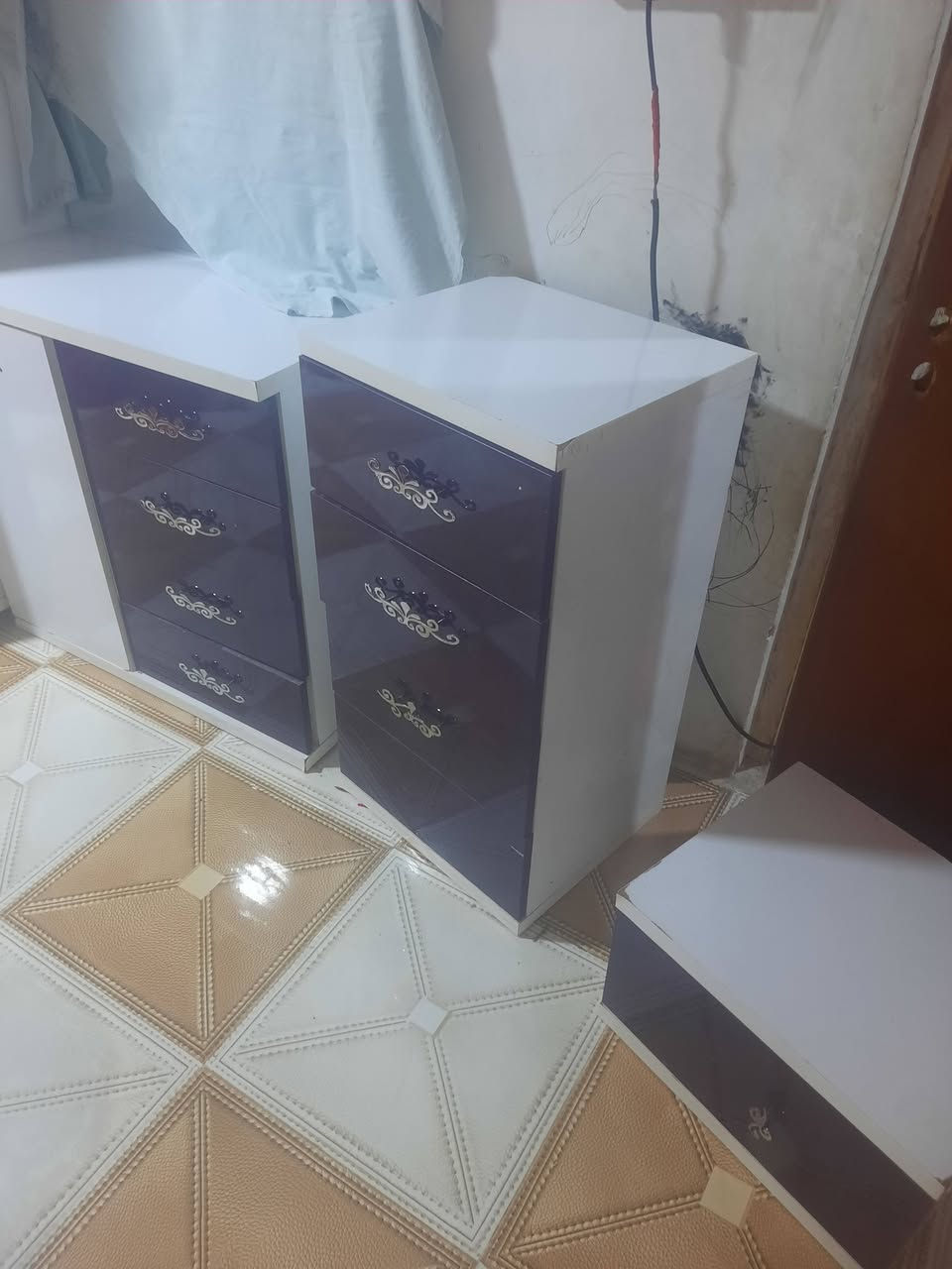 السلام عليكم غرفه نوم بدون جربايه كنتور بيبان ثنين سلايت وباب كلش نضيف وميز تواليت وجرارات موضح بل صوره الطول 190 والأرتفاع 200 والعرض 60 مستعجل على بيعتها كلش عندي ضرف اريد اليوم ابيعها الي يريدها يتواصل وياي على الخط ماعندي انترنيت *********** سعرها 250 وبيها مجال مكاني حي الأحرار قرب محكمه الكزيزه مال خمسميل
