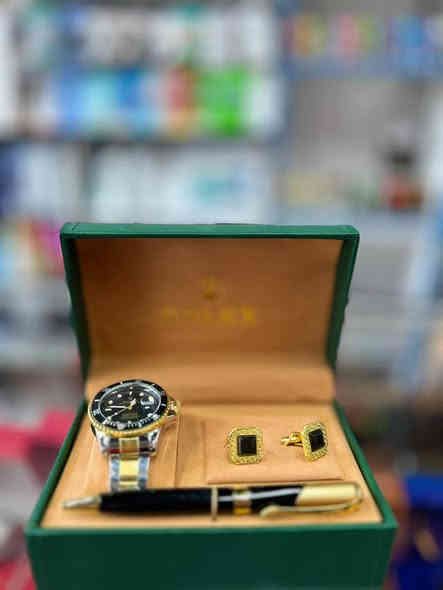 🎁 طقم الهدايا الرجالية الفاخرة

​الطقم الأول: ساعة كوارتز بتصميم رياضي فاخر بلونين (ذهبي وفضي) مع إطار أسود، مرفقة بكبكات مربعة أنيقة مرصعة بفص أسود، وقلم فاخر ذهبي وأسود.
​الطقم الثاني: ساعة كوارتز بتصميم رسمي بلون فضي مع ميناء أسود  مزخرف (فلوريدا)، مرفقة بكبكات دائرية بشعار مميز، وقلم فاخر أسود وذهبي.
​📍 السندباد.. لكل ما يلامس ذوقك.
​خدمة التوصيل:
✅ يتوفر توصيل داخل المجمع
🚚 وتوصيل لجميع المحافظات
​عنوان مكتبتنا:
🏙 بغداد – مجمع بسماية السكني – الشارع العام – مقابل A2
​📱 للتواصل والاستفسار:
***********
***********
​#السندباد #مكتبة_السندباد #هدايا_رجالية #هدايا_فاخرة #أطقم_هدايا #ساعات_رجالية #كبكات #قلم #بسماية #بغداد #
