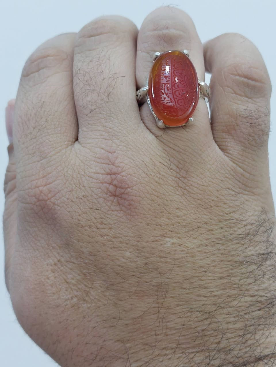 خاتم عقيق زعفراني منقوش ومن يتق الله يجعل له مخرجا.... صياغة يدوية بغداد ***********
