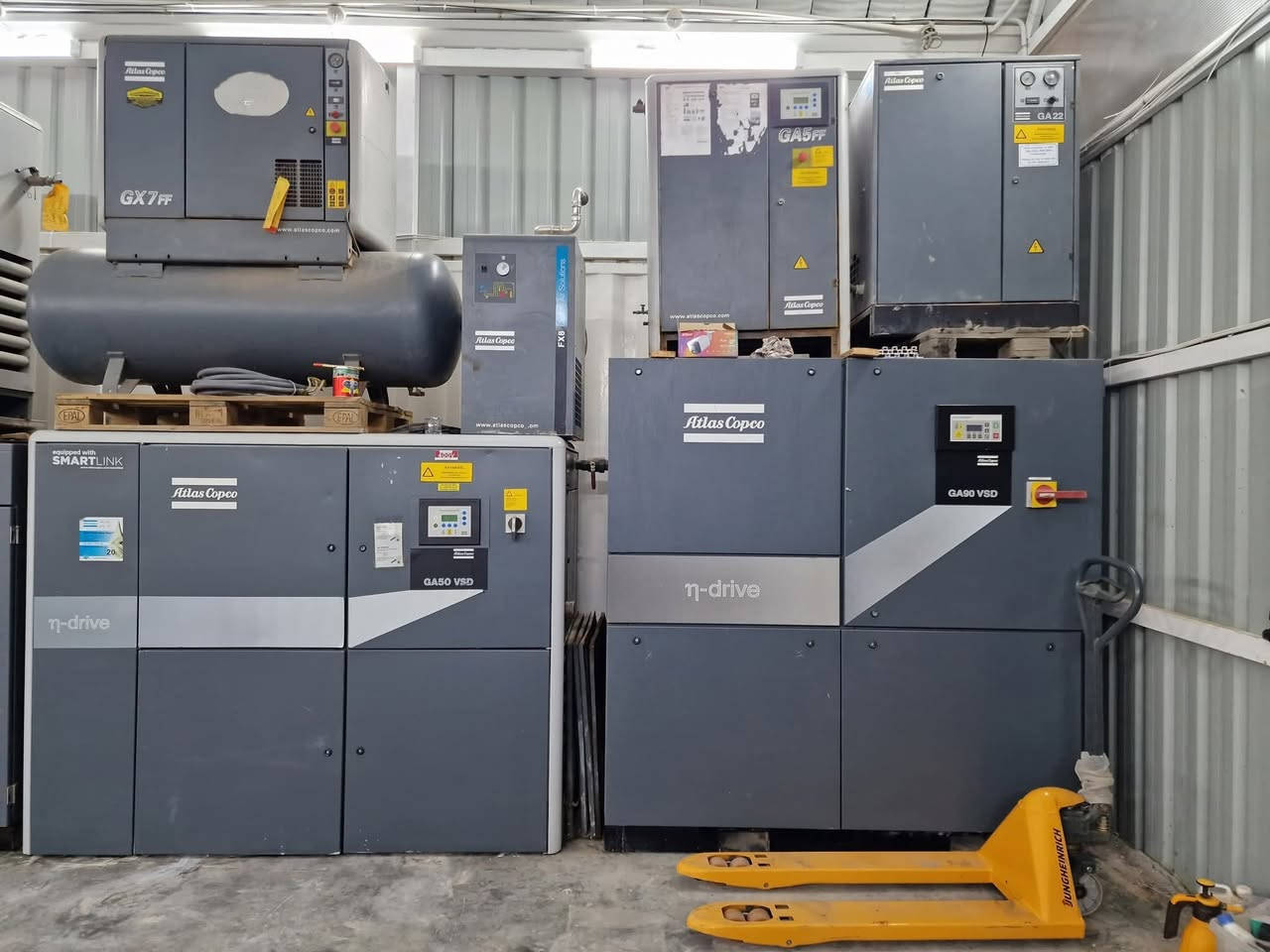 السلام عليكم 
 يوجد لدينا كمبريسرات و مجفف هواى من شركة أطلس 
صناعة اوروبيه متوفر جميع الحجام 🇪🇺

العنوان النجف الاشرف 
البوحداري عمود ٤٠
WhatsApp ***********
