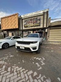 شباب جيب شيروكي مديل2024  ضرر سياره فقط قطعتين سياره Limtid عدد مقاعد ...