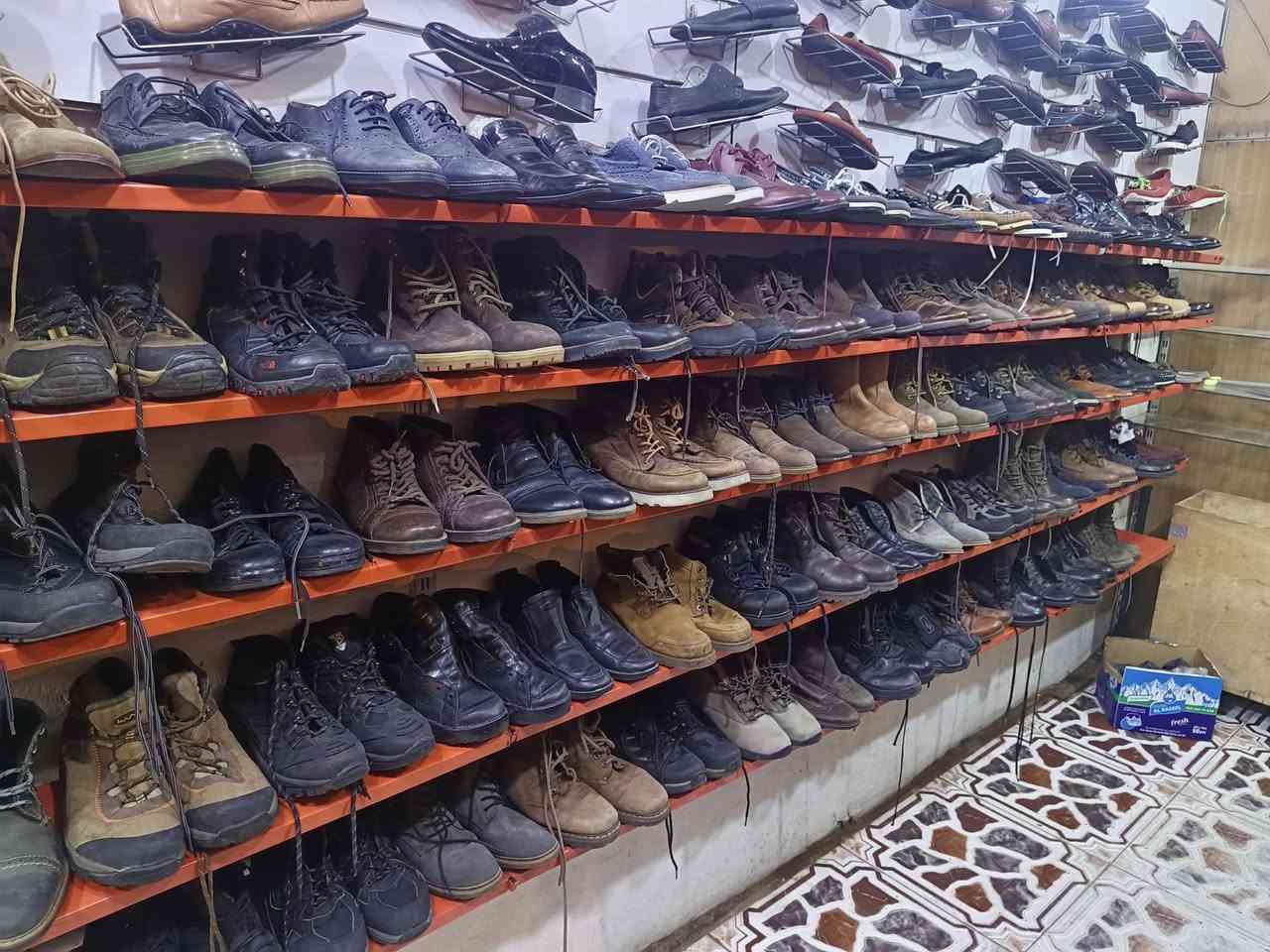 بوت رجالي باله جلد طبيعي 
احذيه رجالي باله جلد طبيعي 
العنوان الماجديه شارع الملعب 
قرب السوق محل ابوذر 
***********
