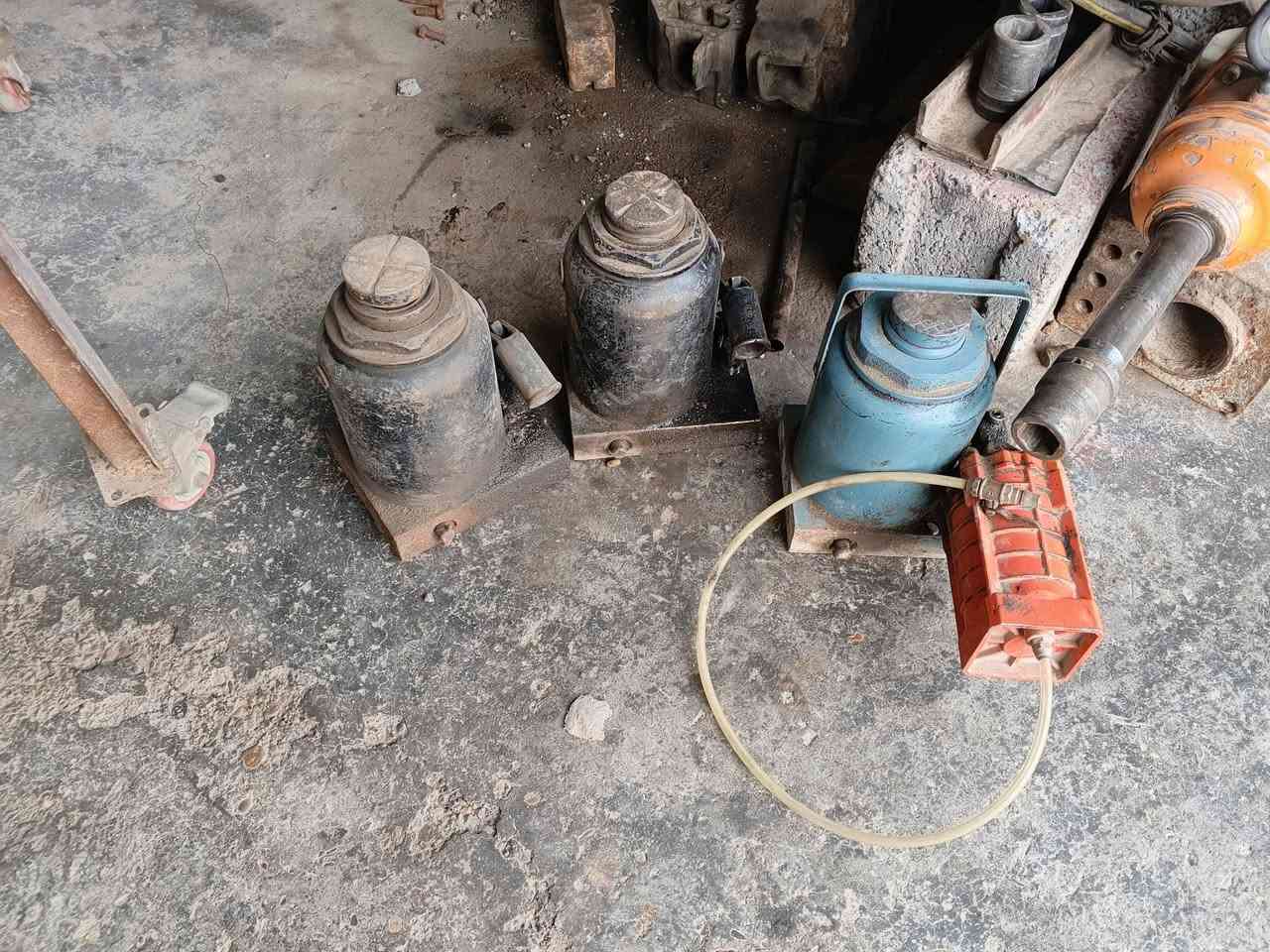 للبيع
***********//***********
المكان بغداد التاجي قرية عواد الحسين 
للبيع محل كامل فقط ما ابيع مفرد
ماطور 10حصان 3فيز
هي وملحقاتها صواندات هواء دريل فتح براغي دبل بشارة 
وديل جديد ما مستخدم دبل بشارة 7لقم 
مشحمه مستعمل جديد عدد2
ماطور 7ونص حصان 3فيز شغال 
دريل صغير مستخدم شغال
ماطور حف جوب شغال
كاوية ركع انكليزية الصنع شغالة
مشحمه يدوية مستخدمه شغالة هيدروليك وسيوييل
مبردات عدد2شغالات 
رف 4متر 5خانات 
دهن سي اويل 11جلكان 20لتر عراقي 
دهن لوريات اسد الخليج ع1
فلاتر دهن وكاز وبانزين انواع السيارات وانواع الاحجام 
محكان دهن عدد5
براميل فارغ عدد4
برميل كريز خفيف حراري اخضر عراقي عدد1
لوكر عدد6ابواب 
جكات عدد3مال لوريات معدات ثقيلة 
جاكوج عدد 2كبير 
تايلبر عدد4مستعمل و3جديد 
خالعه تايرات لوريات 1
خالعات 5قطع مال ويل قطع 
سباين ومفاتح انواع وفاتيح دهن ايضا 
مسدسات كاز عدد 2
جك صغير عدد1
