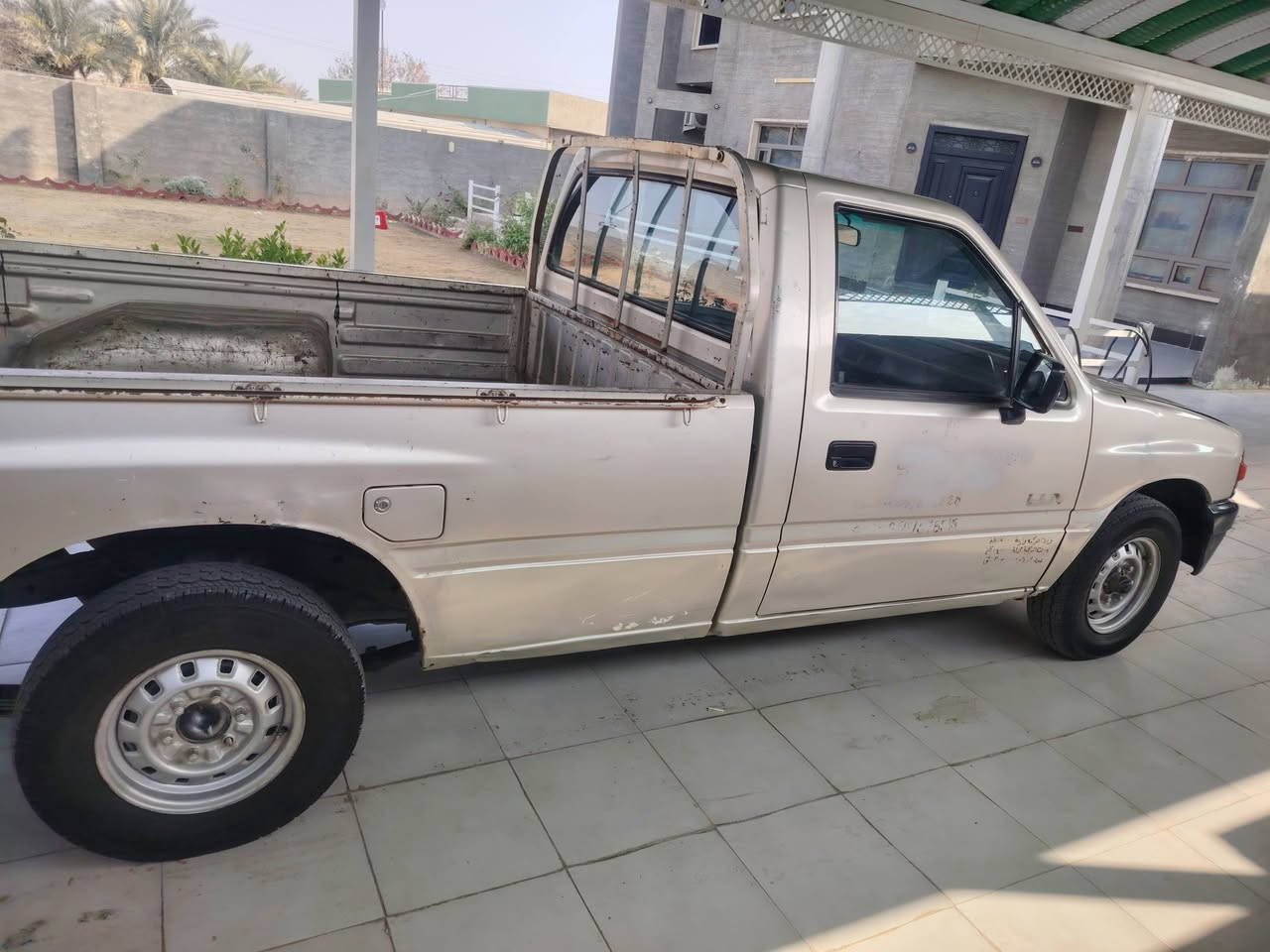 السلام عليكم ورحمة الله وبركاته للبيع سياره ازوزه موديل ١٩٩٤ خمسه جنكال معامله R  الماني تحويل سياره حلوه واقتصاديه بمصرف البانزين بشكل مو طبيعي تخم تاير  جاهزه بكل التفاصيل كهربائيات رقم صلاح الدين السعر ٦٠ ورقه وبيها مجال الموقع صلاح الدين الضلوعيه الجبور للاستفسار ***********
