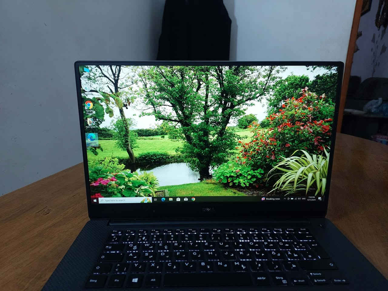 السلام عليكم ...لابتوب سوبر سلم  بلون وشكل مميز جدا  ماركة DELL ..معالج نوع HQ من اقوى فئات المعالجات كور اي 7 الجيل السادس..هارد نوع SSD M2 ( اسرع انواع الهاردات ) ..كرتين شاشة  خارجي منفصل نيفيدا حجم 4  كيكا منفصل  مع كرت داخلي ...رام نوع DDR4  بحجم 12 كيكا  .. شاشة نوع IPS مضادة للانعكاس الوان طبيعية بحجم 15.6 ... كيبورد ضوئي ثلجي..من الفئات العالية من DELL ...  ملائم للبرامج الهندسية والتصميم والالعاب وغيرها ..مكانه بغداد السعر 390  للاستفسار الاتصال *********** او *********** (واتس )
