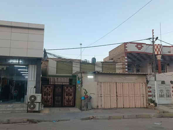 سلام عليكم 
بيت مساحه  200 متر حي الوفاء ع شارع 20 تجاري قرب اسواق النخيل بناء حديث كرانيت وسيراميك طابقين 

بيي محلات ثنين تجاريات

الطابق الاول 
كراج + استقبال + صاله + صحيات + مطبخ + غرف نوم عدد 2 

الطابق الثاني 

صاله جبيره مفتوحه + صحيات + غرف نوم 2 

السعر 465 وبي مجال

*********** الاستفسار
