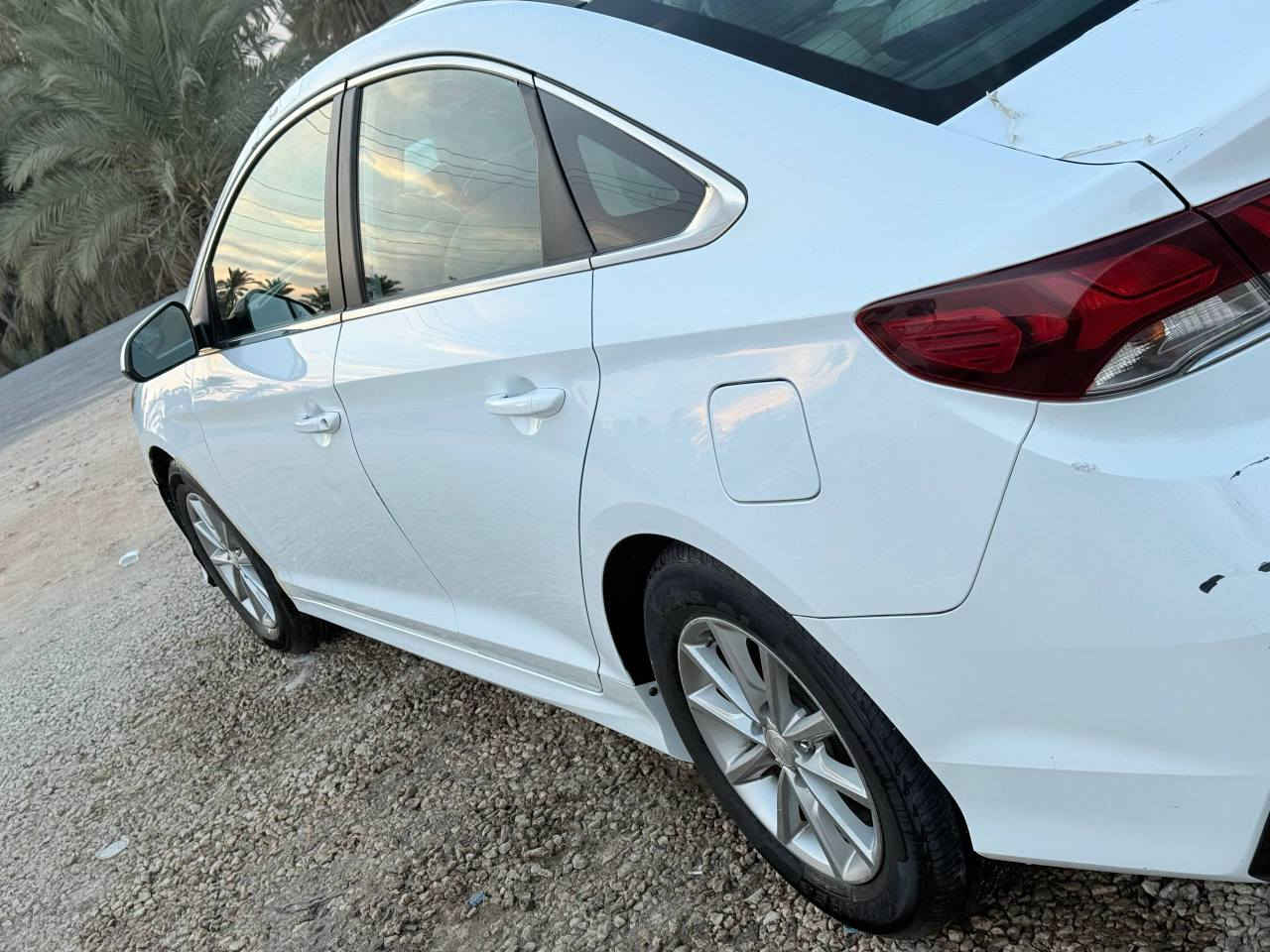 سلام عليكم
هونداي سوناتا 2018 امريكي بيها جاملغ جهة السايق مبدل والبنيد مصبوغ مكفولة لا شاصي ولا فخذه وبدون ايرباك
رقم قادسية معوقين باقي شهر وتصير حرة 
بيها تكشير بالقمارة وبتكم شوية
ماشية 86 مايل
كشنات جلد
كامره دوارة وشاشه جبيره ورادار جابني وخلفي
مابيها نقص مكاني غماس *********** ديوانية, القادسية
