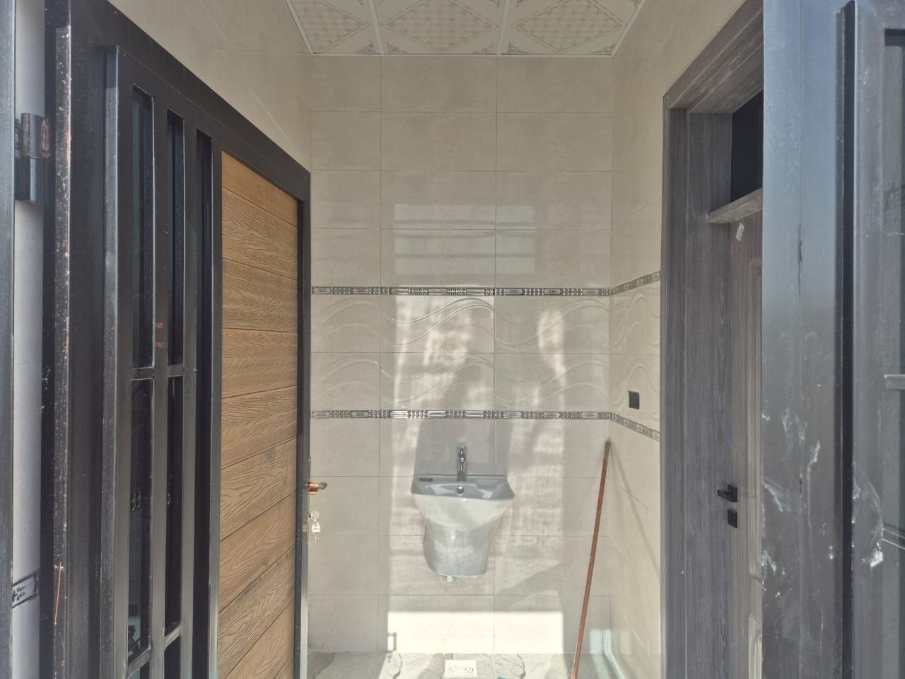 دار طابق واحد مسلح في ال7 كيلو
قرب المدينة المميزة والشارع الرئيسي
في ال 29 الف طابو صرف
المساحة/ 240 متر
الوجه/ 12 متر
الشارع/ 10 متر 
الدار يحتوي على/
كلدور واستقبال وصاله 
وغرفتين نوم ومطبخ حار وبارد 
ومجمع صحيات داخل وخارج ومنور داير
وصاله في الطابق الثاني وسطحين
* البناء حجر وسمنت سنة 2025/2026 *
* الارضية بورسلين 
* المطبخ والصحيات فرفوري
* حزام سيراميك 1.20 متر
* الدار جديد وجاهز للسكن *
السعر/ 115 مليون وبيه مجال
للاستفسار 
مكتب ابو مصطفى للعقار في الرمادي حي المعلمين 
قرب فلكة الفرسان مقابل مصرف الخليج التجاري 
هاتف 
محمد  ***********
مثنى  ***********
يتوفر (واتساب) على نفس الارقام
