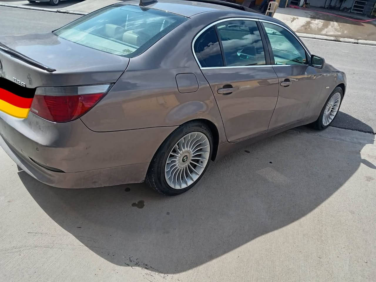 بي ام ميماتي
موديل 2007 
525i 
مكينة بيضة 
نوزل قصير 
مواصفات خليجي 
رقم سنوية جديد 
رقم اربيل 
قطعة ونص بخ بدون دعم 
السعر 120 ورقة ومجال 
بيع او مراوس حسب القناعة 
موبايل : ***********
