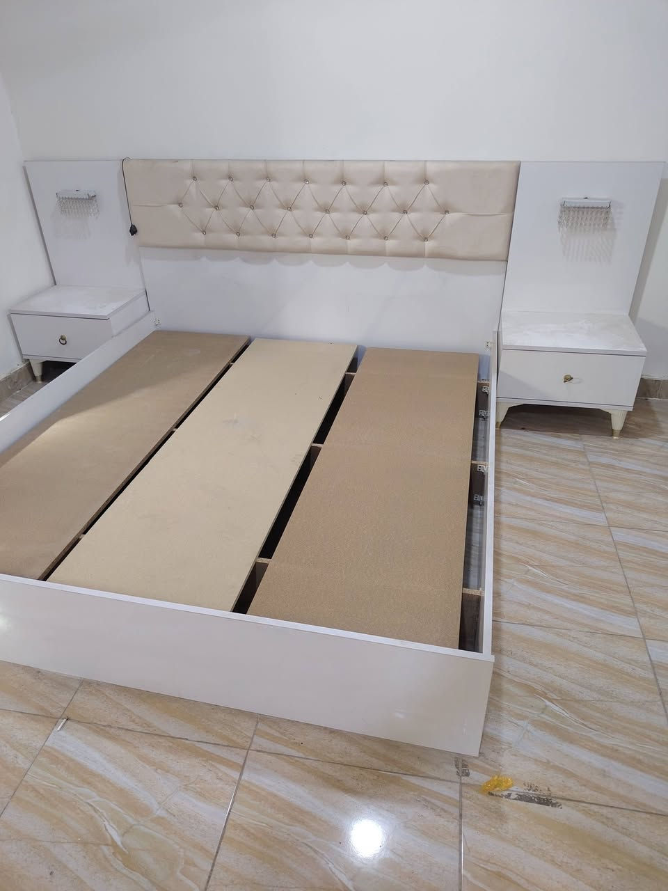 سلام عليكم شباب غرفه اخشاب تركيه البيع 900وبيهه مجال ***********
