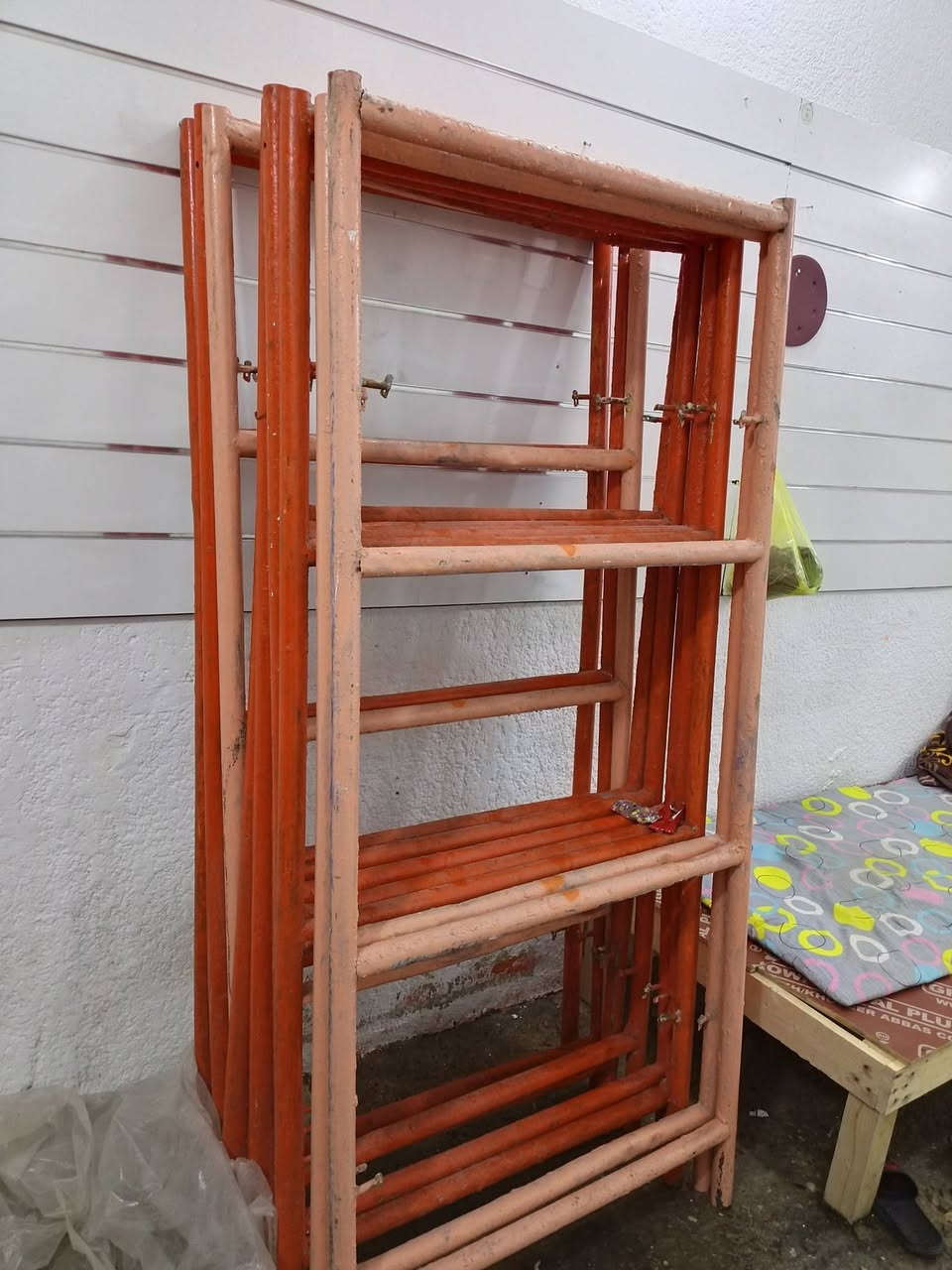 السلام عليكم 
قفاص للبيع قياس 90 بدون مكص ودراب بس حديد 
العدد 5 قفاص 10 حدايد سعر وحده 25 الف 
مكاني بغداد الشعلة شارع عام قرب جسر شعب 
نضيفات مال شغل 
*********** واتساب
