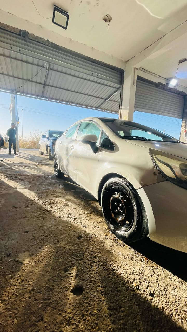 السلام عليكم كيا ريو ٢٠١٢ حادثها جاملغ أمامي ايمن وشوية بالبنيد وبيه طخة جاملغ خلفي ايمن بدون حوض وبيها طخات بالبيبان موضحة مكينة وكير وصدر سليمات السعر ٧٥  رقم الهاتف***********
