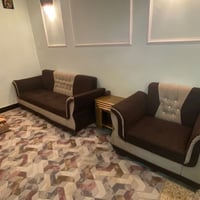 نص تخم مستعمل نظيف للبيع قنفه عدد 3 مقاعد والقنفه الثانيه مقعدين وكرسي...