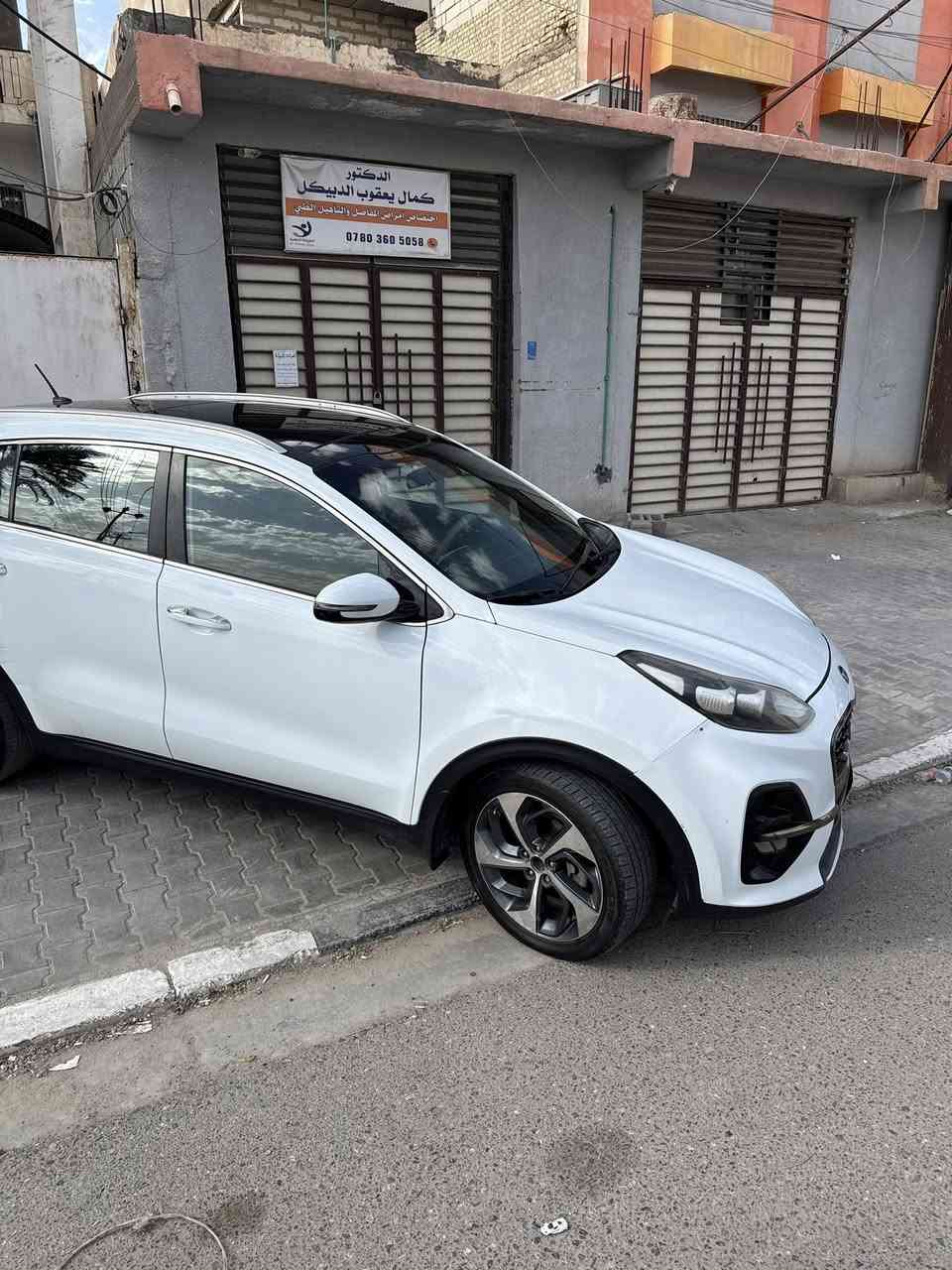 سياره خليجي داخل لونين فول مواصفات بانوراما مري شفط اشاير بلمري حساس امامي خلفي شاشه وكامره خلفيه  كشاف ضباب ممشى السياره 95 كيلو ماكو سياره بهذا الموديل ماشي هجي مودات قياده قطعتين تبريد رقم بصره بأسمي شبه مميز سياره كشرها نظيف سياره كامله بدون نقص حادث السياره بجم تعديل براس الشاصي كم مكان تكحيل  كيرمكينه حداديه وتبريد كفاله  رجاء بس الشراي يتصل هذا رقم المالك *********** سعرها ١٥٥ وبيها مجال
