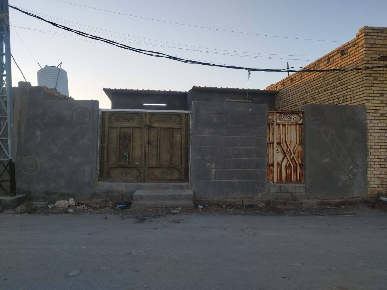 المكان حي الجوادين نزلت سيد وحيد
عل تبليط مباشر عل رئيسي مو فرعي 

مساحه البيت 400 متر بناء 150 وخلفه 250 

بيت بنائه غرفه ومطبخ وصاله واستقبال وصحيات خارجيه 

ملاحظه البيت بنائه بلوك وسكفه سندويج ملاحضه سكفه سندويج شغل مضبوط مشتغلينه درجه اولا

السعر 35 وبي مجال 

الاستفسار ***********
