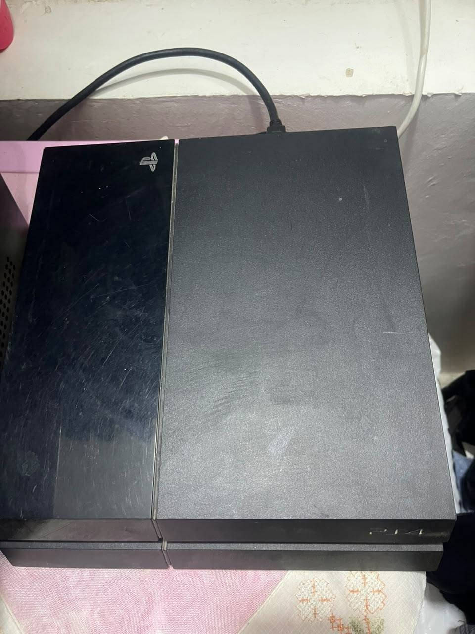 بلي ستيشن فات 500كيكه مفتوح لغرض التنظيف مدخل السيدي شبه  عطلان يدتين وحده اصليه وحده تقليد 3سيديات السعر 160 وبيه مجال للاستفسار ***********
