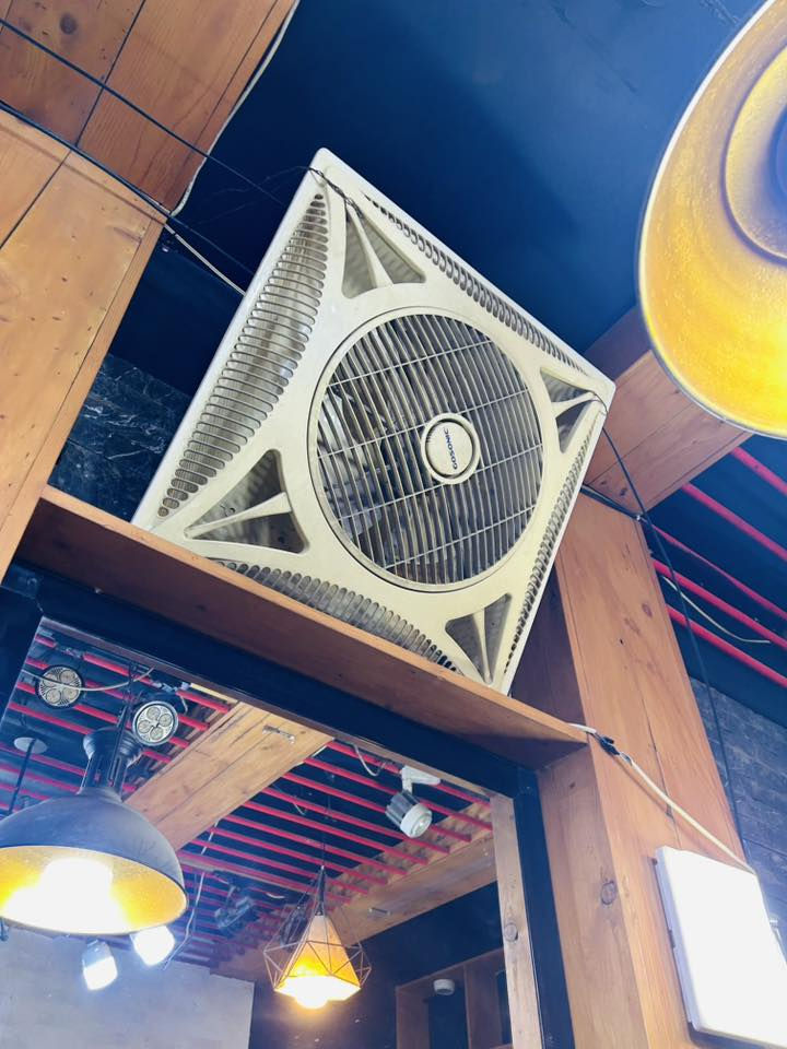 السلام عليكم حبايبي كرسي عدد 2
1 فقط نقصه مال تچوة
2 نقصة فقط جك 
ومروحيات عدد 2 موضحات بالصورة
الامين شارع مدخل الجمهورية
***********
