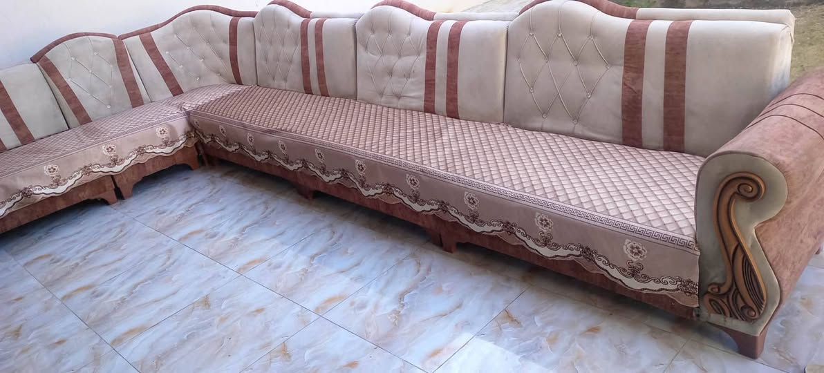 سلام عليكم ديوان 12متر زاويتين ويه الغطوه والسعره كلش مناسب جداً للتواصل الرقم بي واتساب  ***********
