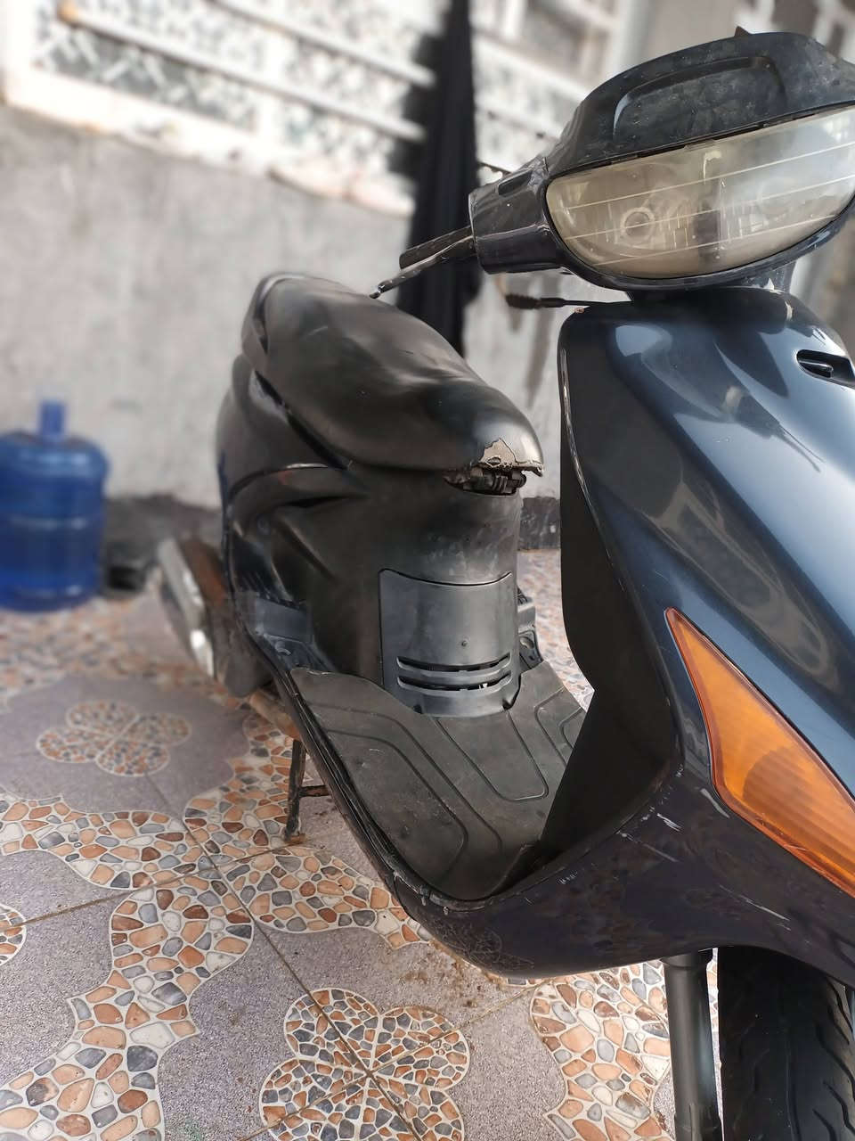 السلام عليكم البيع درجة فراشه مكينه خير من الله 
سلف هندر شغل 
كهربائيات شغاله
كفرات بلاد
مكان حله ورديه خارج
السعر  300 وبيها مجال
***********
