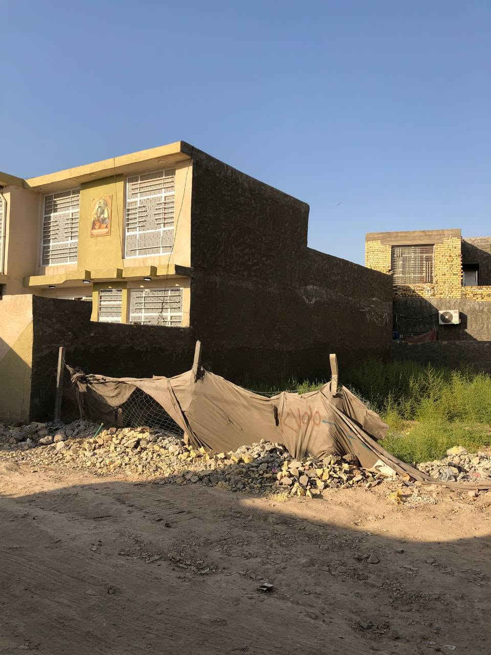 قطعتين للبيع 
الموقع محيزم السابعه 
شارع حسينيه ام البنين 
يبعدن عن الشارع200 متر. 
المساحه وحده مساحتها 180 
والثانيه مساحتها 170 
يرهمن بيع أو مراوس بسيارات أو فرق فلوس جنس العقار طابو زراعي سند 25 
البيع مستعجل بسبب اكمال بناء 
للاستفسار اكثر اتصل على الرقم ***********
