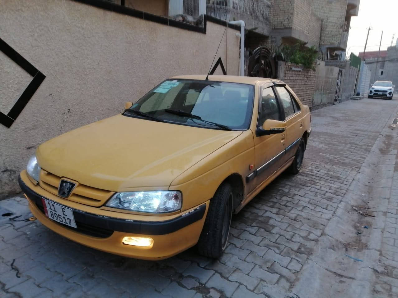 السلام عليكم 
عندي بيجو بارص موديل 2013 
نضيفة كلش مابيه اي نقص سياره من ايدك للشارع 
 هيئة غرامات مصفرة سعر 33 وبيها مجال بسيط 
رقم *********** 
موجود واتساب
