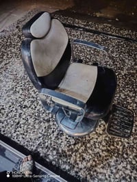 كرسي حلاقة • للبيع