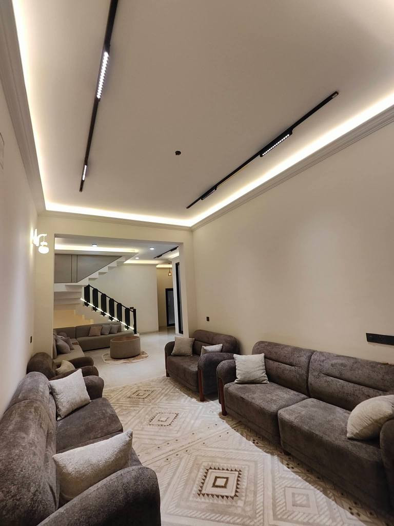 بيت للبيع في كربلاء شارع السيدة زينب ع قرب فندق البارون جار العباس 
 قريب للامام الحسين ع مساحة118متر. مع الاثاث      البيت بناء جديد بعده مامسكون  
طابقين 4 غرف نوم 3صحيات واستقبال وصاله ومطبخ 
كافة الخدمات تبليط عرض الشارع 10متر ماء مجاري كهرباء
شغل البيت درجة اولى البناء طابوك جمهورية كونكريت مسلح صب مركزي
ارضيه الطابق الأول بورسلين والطابق الثاني بورسلين 
ابواب الداخلية  تغليف تركي 
حداديه 2ملم وBVCمقطع تركي تفصال 
التاسيس الماء خلاطات دفن ماركت افياء طرادات دفن 
صبغ الواجهه بتك التركي 
ديكورات مغربي منظومه كامرات طابو زراعي قرار محكمة سند 25 الاستفسار اتصل واتساب  ***********
*********** كربلاء, العراق
