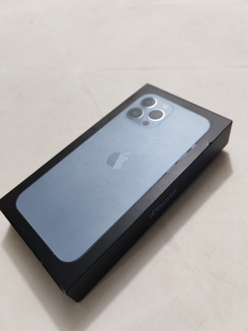 ايفون 13 برو ماكس
جهاز نضيف ما مفتوح 
ذاكره 256
بطاريه 77
نموذج M
شخطات بسيطه بالشاشه موضحه بالصوره 
550,000 قفله 
***********
