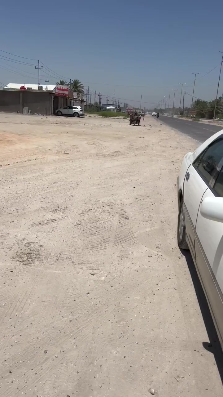 السلام عليكم ورحمة الله وبركاته
 قطعه أرض للبيع تجاري ع الشارع العام مباشرة مجاور حسينيه العلاق الواجهة 8 أمتار النزال واقع حال 50 صافي خارج المحرم 25متر والسند 25متر

‭***********
