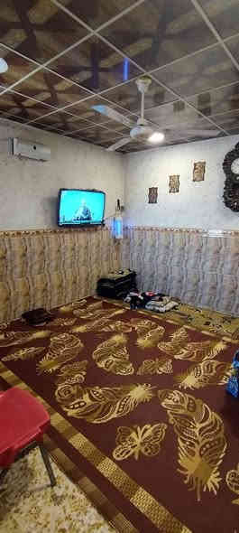 دار للبيع مجمع فدك مساحه ١٠٠ متر نضيف يحتوي على غرفه وستقبال ومطبخ وصحيات سقف سندويش بسمي تحويل يم المختار بي ورقه من البلديه سعره 24 وبي مجال ***********
