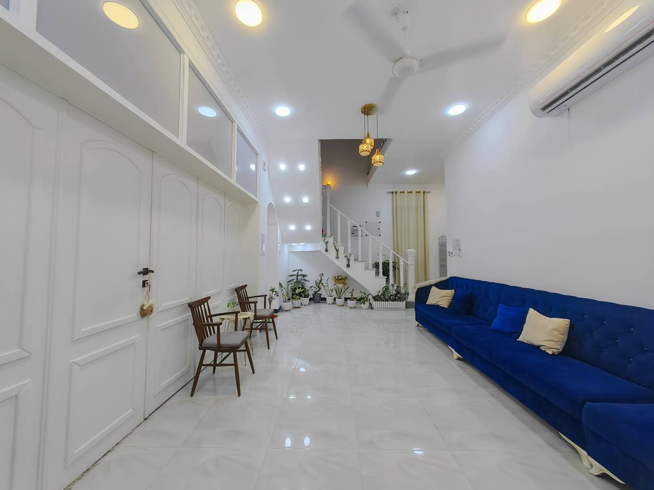 🏡 #للبيع #دار_سكني بموقع مميز وبسعر مناسب
📍 #الموقع: #شارع_80 خلف #نون_مول 
  
✨ #المواصفات:  
▫️ المساحة: 180 م²  (طابو زراعي سند 25) 
▫️ الدار ركن على شارعين 
▫️ بناء حديث 2024 
▫️ موقع مميز خلف التجاري  
▫️ تحتوي المنطقة على كافة الخدمات ماء وكهرباء ومجاري وتبليط 
..........
🔹 الطابق الأرضي:
- مطبخ بارد كبير 
-مطبح حار منفصل 
- هول واسع ومنفصل 
- استقبال منفصل 
- غرفة نوم كبيرة 
- صحيات عدد 2 (للضيوف والخدمة)  
- منور واسع 
- كراج سيارة 

🔹 *الطابق العلوي:
- غرفة نوم  ماستر (تحتوي على صحيات)
- غرفة نوم 
- هول كبير 
---------------------------------
📞 للاستفسار والمعاينة: 
الاتصال على الارقام :
***********☎️ واتساب    
او مراجعة المكتب 
الحلة _ الكرامة الشارع المشجر مجاور اسواق المطار 1 
--------------------------------
✅ نستقبل جميع عروضكم السكنية 🏠 والتجارية 🏡 بكافة مناطق الحلة 
……………………………
