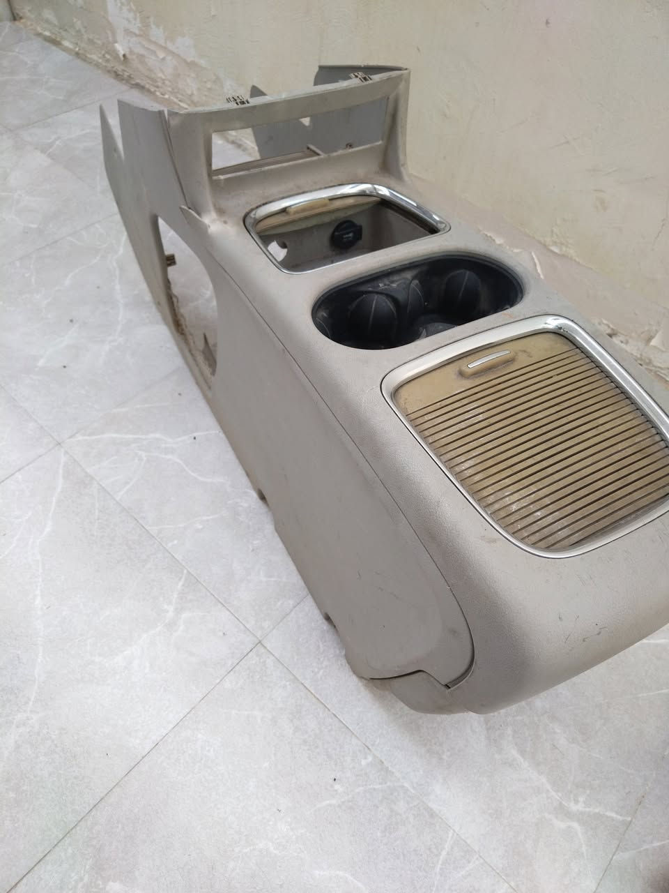 السلام عليكم .. غراض دوج كرفان للبيع ستيرن حديد ١٥٠ وفرس وسطي بيه كسر من الامام ٧٥ .. مكاني البصرة شط العرب ***********
