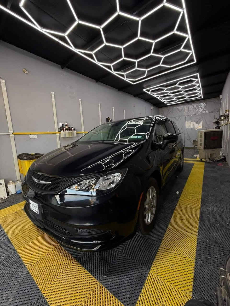 السلام عليكم بيع أو مراوس كرايسر  24 ماشيه حاليآ11 الف ميل حره بدون رقم محرك 3600 صور حادثه بل منشور تبديل جاملغ وصبغ باب سائق ٦ اسلندر ٧ راكب مكان السياره الديوانية السعر 212 ورقه وللاستفسار الاتصال ***********
